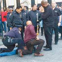 揮刀男子最後被警員制服在地。