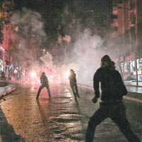 民眾和警方爆發衝突，場面混亂。