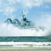 解放軍「野牛」級氣墊船進行登陸演習。（互聯網圖片）