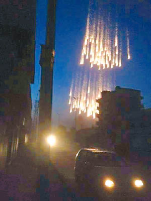 網民照片顯示俄軍空襲拉卡時使用「白磷彈」。