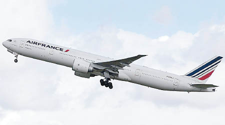 法航波音777客機疑因引擎故障降落。圖為其同型號客機。（資料圖片）