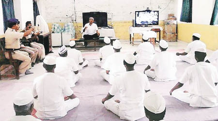 囚犯於獄中學習瑜伽。（互聯網圖片）