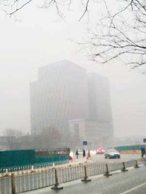 北京再受霧霾侵襲。（互聯網圖片）