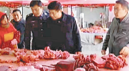 執法人員在市場發現有商販賣假牛肉。（電視畫面）