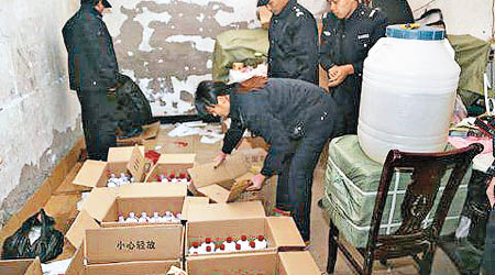 警方在行動中搜獲大批假冒名牌的白酒。（互聯網圖片）