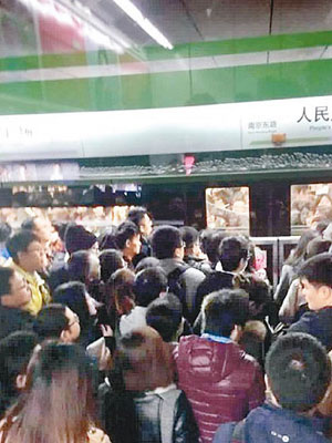 上海地鐵接連發生故障，大批乘客滯留在月台及列車上。