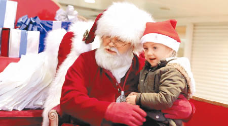 聖誕老人與小女孩用手語溝通，場面感人。（互聯網圖片）
