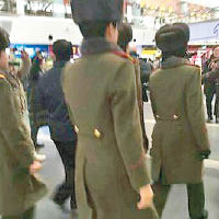 拉隊回國<br>牡丹峰樂團突然現身北京首都機場，引起猜測。（互聯網圖片）