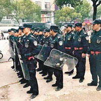大批警察手持盾牌戒備。（互聯網圖片）