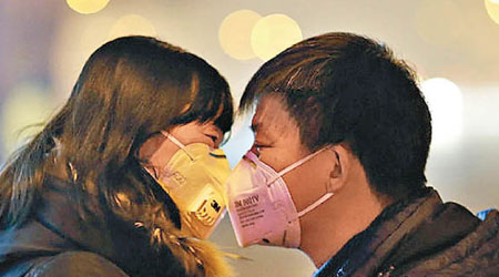 佩戴口罩的情侶在霧霾中仍然情意綿綿。（資料圖片）