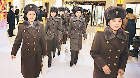 牡丹峰樂團成員在京停留時曾往北京海洋館參觀。圖為她們返酒店時情況。（互聯網圖片）