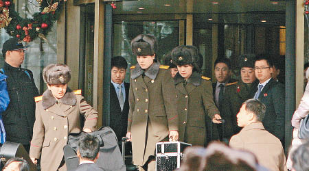 牡丹峰樂團上周六突然離開北京，圖為當日團員步出酒店。