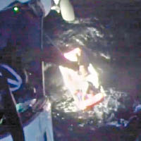 海岸防衞隊救援直升機，將漁船船長從朱姆沃爾特號吊起。（美國海軍圖片）