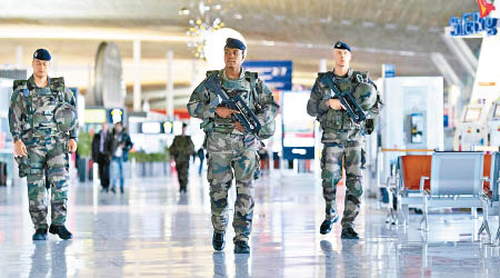 戴高樂國際機場保安嚴密，有士兵巡邏。（資料圖片）