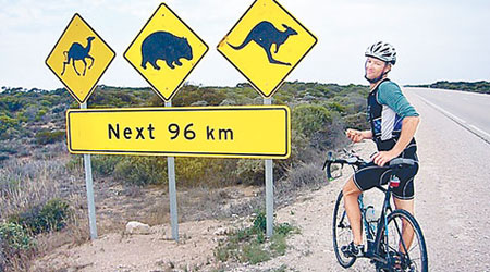 尼高臣打破騎單車環遊世界一周的最快時間紀錄。