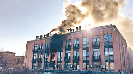 爆炸發生後，何添樓現場濃煙滾滾。（互聯網圖片）