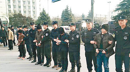 警方將四名疑犯從江西押解回江蘇宿遷。