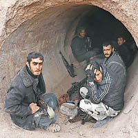 反對派士兵於水泥管內躲避攻擊。