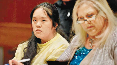 楊卡（左）因叮死女兒而被判終身監禁。（資料圖片）