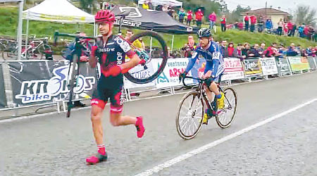 埃斯特班（左）抬着單車跑到終點，納瓦羅不願超前。（互聯網圖片）