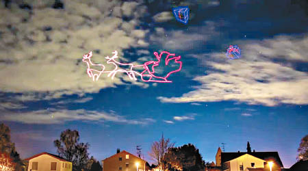 一架帶着可變色LED燈的無人機，在黑夜中繪出一幕兩隻馴鹿拉着坐在雪橇的聖誕老人。（互聯網圖片）