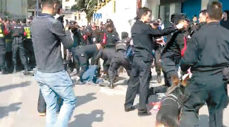 當局出動多名警員到場鎮壓。（互聯網圖片）