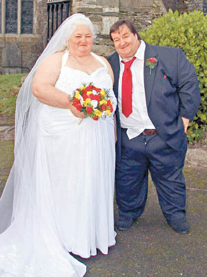 比爾夫婦被拍到大擦炸雞慶祝結婚周年紀念。