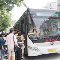 巴士是內地主要的交通工具之一。（互聯網圖片）
