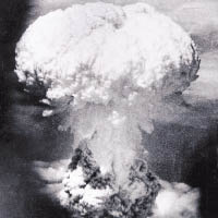 二戰期間，美軍曾在日本長崎投下原子彈。（黑白圖片）