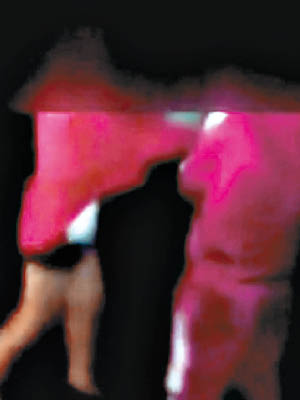 其中一名短褲少女掌摑運動服少女。（互聯網圖片）