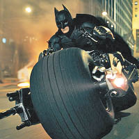 電影中蝙蝠俠的電單車外形極酷。（互聯網圖片）