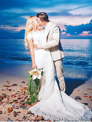 塞佩與斯泰因戈德在蘇梅島沙灘上接吻，非常溫馨。（互聯網圖片）