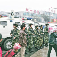 廣州火車站廣場三月曾發生維族追斬民眾事件，事後警方嚴陣戒備。