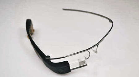 照片顯示新款Google Glass的機身能夠摺疊。（互聯網圖片）
