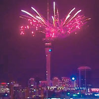 新西蘭<br>奧克蘭天空塔放煙花慶祝新一年。（互聯網圖片）