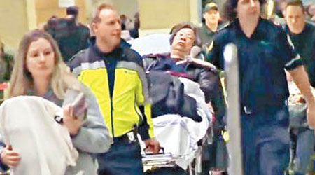 受傷乘客躺於擔架床由救護人員送往就醫。（互聯網圖片）