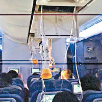 機艙的氧氣罩在事發時掉下供乘客使用。