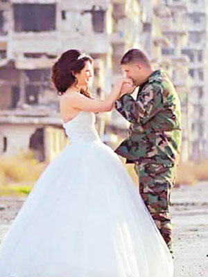 一對新人在主戰場霍姆斯市的街頭拍下婚紗照。（互聯網圖片）