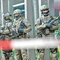 慕尼黑火車站外有荷槍特警戒備。