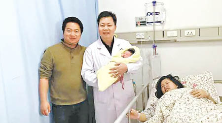 金女士（右）誕下的女嬰取名為羽希。（互聯網圖片）
