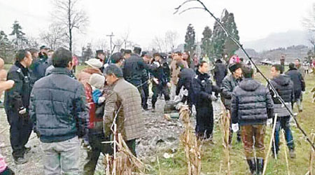 村民阻止高鐵人員工作，當地警方到場戒備。（互聯網圖片）
