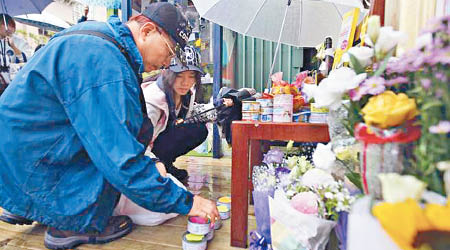 民眾昨攜同花束、罐頭哀悼「大橘子」。（中時電子報圖片）