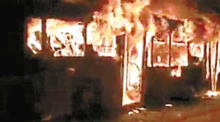 大火吞噬整架巴士。（互聯網圖片）