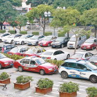 深圳大部分的士停泊在城中村停車場。