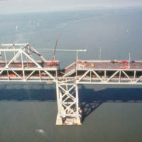 三藩市部分橋樑在一九八九年地震中斷裂。（互聯網圖片）