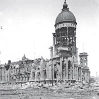 三藩市市政廳在一九○六年大地震中嚴重受損。（互聯網黑白圖片）