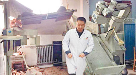 醫院損毀嚴重，放射科被起重機破牆摧毀。（互聯網圖片）