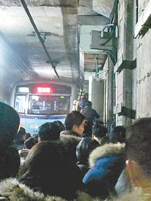 逾八百名乘客需在漆黑的隧道內疏散。（互聯網圖片）