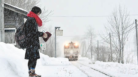 原田在寒冬中等候列車。（互聯網圖片）