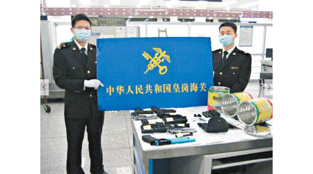 皇崗海關展示檢獲的奶粉罐及仿真槍。（互聯網圖片）